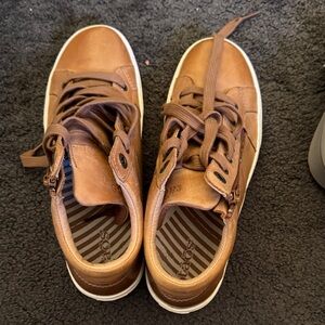 Taos Women’s Tan Leather Sneakers